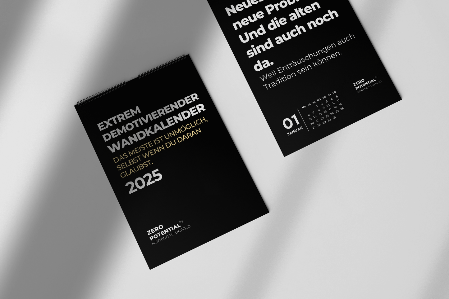 Auf einem schwarzen, spiralgebundenen Kalender mit weißem und gelbem Text steht „Demotivierender Wandkalender 2025 mit 12 unmotivierenden Sprüchen“ von ZERO POTENTIAL. In der Nähe befindet sich eine Nahaufnahmeseite mit ungeschönten Wahrheiten auf Deutsch, beide mit minimalistischem Design, das das ideale Anti-Life-Coach-Motivationskalender-Erlebnis schafft.
